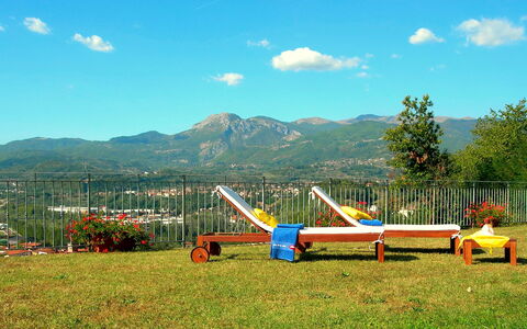 Villa Saida: Terrain De Jeux, Espace Public, Ciel, Établissements Humains, Herbe, Loisir, Toboggan, Équipement Extérieur Play, Arbre, Ferme