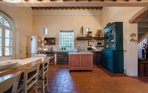 Villa Fontine: Bâtiment, Propriété, Pièce, Comptoir, Meubles, Cuisine, Design Intérieur, Cabinetry, Sol, Domicile