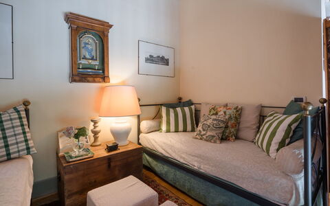 Villa Fontine: Pièce, Meubles, Propriété, Chambre, Design Intérieur, Lit, Bâtiment, Maison, Immobilier, Salon