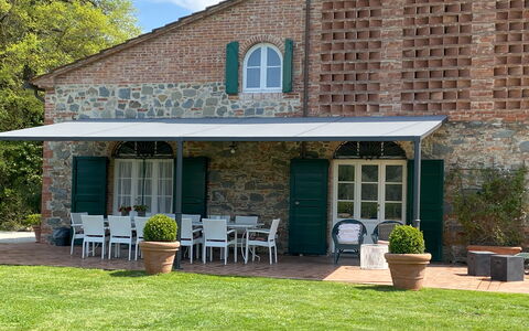 Villa Fontine: Plante, Fenêtre, Bâtiment, Pot De Fleur, Porte, Ombre, Arbre, Chalet, Maison, Chaise