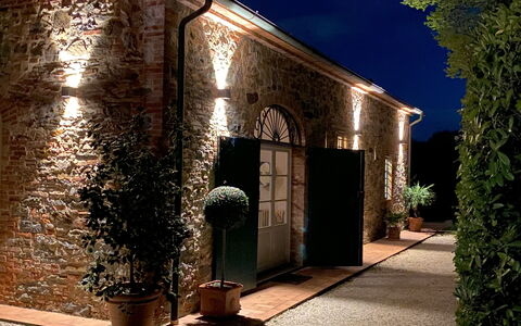 Villa Fontine: Plante, Pot De Fleur, Surface De La Route, Brique, Façade, Teintes Et Ombres, Paysage, Ombre, Bâtiment, Plante D'Appartement