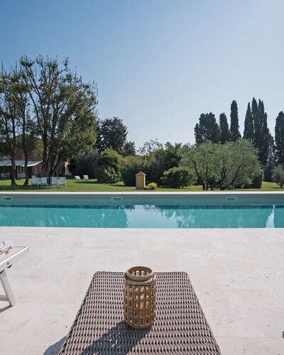 Villa Fontine: Piscine, Propriété, Maison, Herbe, Immobilier, Biens, Bâtiment, Loisir, Architecture, Conception