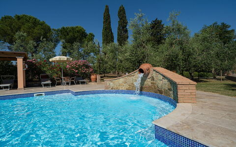 Montelopio: L'Eau, Plante, Piscine, Ciel, La Nature, Bleu Azur, Loisir, Arbre, Composite, Immobilier