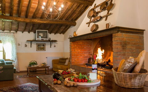 Montelopio: Foyer, Pièce, Salon, Cheminée, Propriété, Design Intérieur, Bâtiment, Meubles, Maison, Domicile