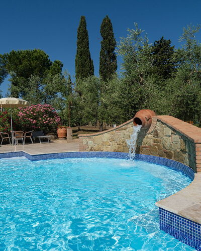 Montelopio: L'Eau, Plante, Piscine, Ciel, La Nature, Bleu Azur, Loisir, Arbre, Composite, Immobilier