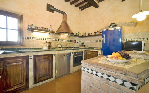 Le Rondini: Comptoir, Propriété, Pièce, Cuisine, Tuile, Bâtiment, Sol, Meubles, Cuisinière, Design Intérieur