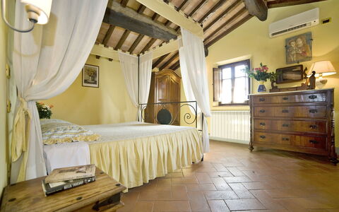 Le Rondini: Propriété, Pièce, Chambre, Meubles, Lit, Bâtiment, Design Intérieur, Plafond, Drap De Lit, Sol