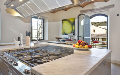 La Maccinaia 14: Comptoir, Propriété, Pièce, Jaune, Plafond, Design Intérieur, Bâtiment, Cuisine, Meubles, Domicile