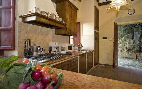 La Loggia 13: Comptoir, Pièce, Propriété, Bâtiment, Maison, Meubles, Design Intérieur, Sol, Cuisine, Domicile