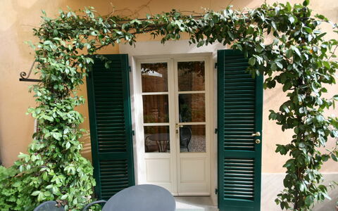 Santo Agostino: Propriété, Domicile, Maison, Bâtiment, Fenêtre, Immobilier, Porte, Architecture, Façade, Arbre