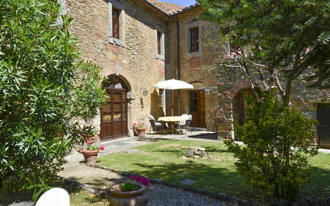 San Pietro: Plante, Bâtiment, Fenêtre, Pot De Fleur, Surface De La Route, Arbre, Lot Terre, Maison, Herbe, Ombre