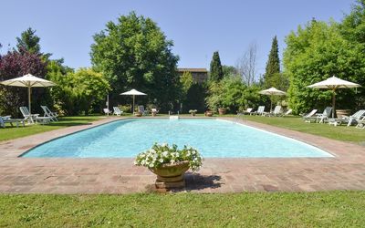 San Pietro: Propriété, Piscine, Immobilier, Herbe, Pelouse, Zone Résidentielle, Arbre, Vacances, Loisir, Biens