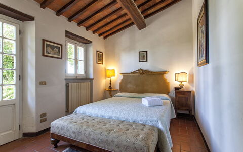 Vittoria: Chambre, Pièce, Propriété, Lit, Meubles, Drap De Lit, Plafond, Cadre De Lit, Design Intérieur, Bâtiment