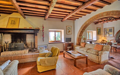 Casale Giulio: Salon, Pièce, Propriété, Bâtiment, Design Intérieur, Meubles, Maison, Plafond, Faisceau, Domicile