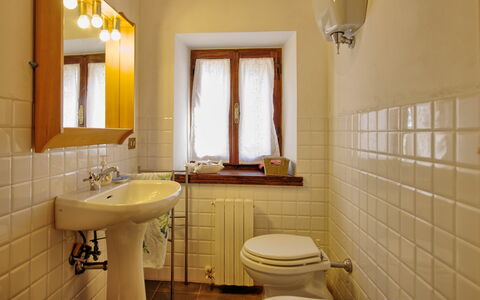 Casale Giulio: Salle De Bains, Pièce, Propriété, Design Intérieur, Tuile, Mur, Bâtiment, Immobilier, Sol, Maison