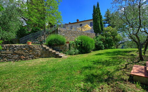 Panzalla: Propriété, Herbe, Mur, Arbre, Maison, Jardin, Ciel, Mur De Pierre, Biens, Printemps