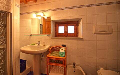 Panzalla: Pièce, Salle De Bains, Propriété, Design Intérieur, Bâtiment, Maison, Tuile, Meubles, Luminaire Plomberie, Immobilier