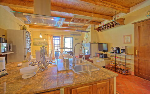 Villa Margherita: Pièce, Propriété, Comptoir, Bâtiment, Meubles, Cuisine, Plafond, Cabinetry, Design Intérieur, Domicile