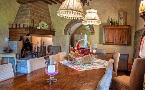 Villa Petrognano: Pièce, Design Intérieur, Propriété, Meubles, Bâtiment, Maison, Table, Salon, Domicile, Salle À Manger