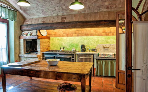 Villa Petrognano: Pièce, Meubles, Propriété, Comptoir, Bâtiment, Design Intérieur, Cuisine, Maison, Faisceau, Plafond