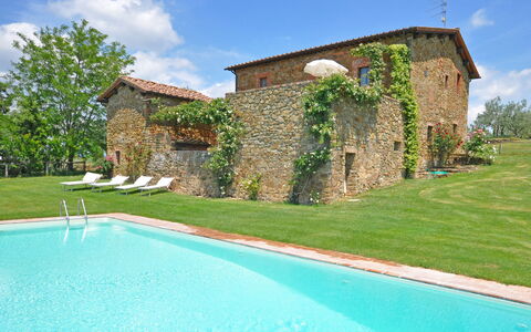 Podere Orietta: Propriété, Bâtiment, Maison, Piscine, Villa, Immobilier, Herbe, Biens, Arbre, Architecture
