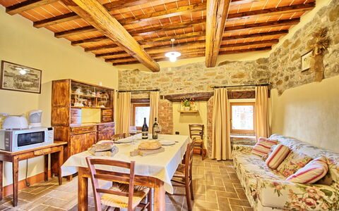 Podere Orietta: Pièce, Propriété, Bâtiment, Design Intérieur, Meubles, Plafond, Salon, Maison, Faisceau, Immobilier