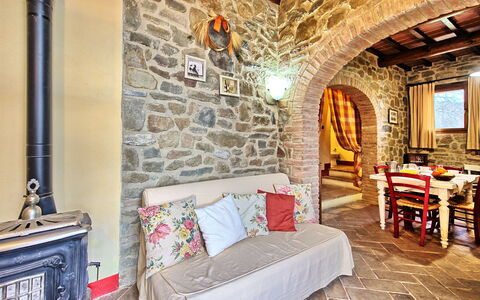 Podere Orietta: Propriété, Pièce, Bâtiment, Meubles, Mur, Design Intérieur, Brique, Chambre, Maison, Immobilier