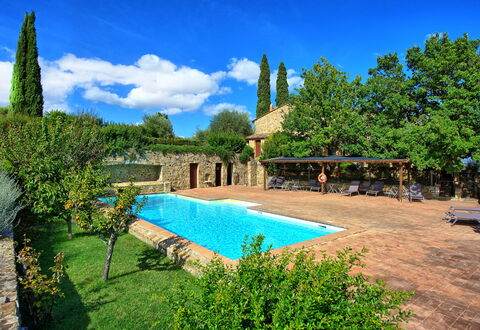 Brunello: Plante, Ciel, L'Eau, Nuage, Propriété, Bâtiment, Bleu Azur, Botanique, Arbre, Piscine