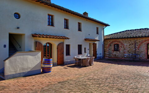 Fornacino: Propriété, Fenêtre, Ciel, Plante, Bleu, Bleu Azur, Bâtiment, Maison, Mur, Porte