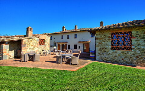 Fornacino: Ciel, Bâtiment, Plante, Fenêtre, Bleu Azur, Lot Terre, Table, Herbe, Bois, Chalet