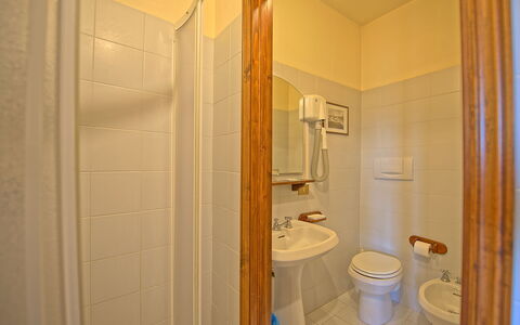 Il Frantoio: Pièce, Propriété, Salle De Bains, Maison, Architecture, Immobilier, Luminaire Plomberie, Bâtiment, Domicile, Sol