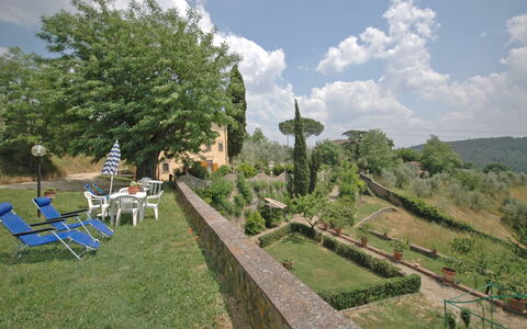 Le Vasche: Arbre, Station De Montagne, Ciel, Zone Rurale, Paysage, Lot Terre, Village, Chalet, Jardin, Colline