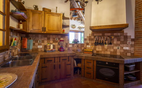 Villa Amadeo: Comptoir, Cabinetry, Pièce, Meubles, Propriété, Cuisine, Design Intérieur, Bâtiment, Maison, Sol