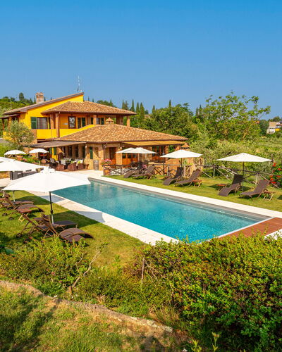 Villa Amadeo: Ciel, L'Eau, Plante, Piscine, Paysage Naturel, Ombre, Rectangle, Bâtiment, Mobilier De Jardin, Arecales