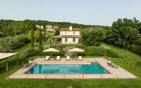 Villa Danilo: Ciel, Piscine, Bâtiment, Plante, Arbre, Lot Terre, Herbe, Paysage, Rectangle, Paysage Naturel