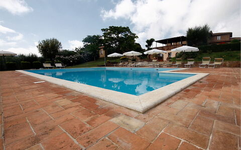Sanguineto: Nuage, Ciel, L'Eau, Piscine, Bâtiment, Plante, Bleu Azur, Arbre, Ombre, Rectangle