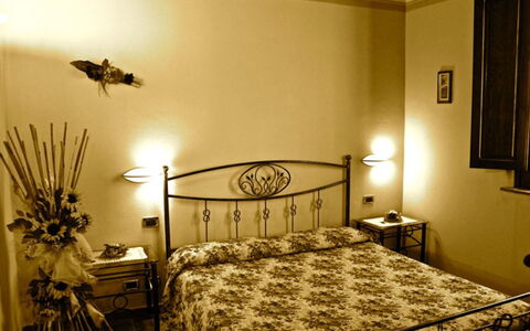 Sanguineto: Lit, Chambre, Pièce, Meubles, Cadre De Lit, Drap De Lit, Propriété, Literie, Design Intérieur, Mur