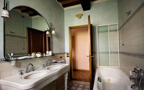 Sanguineto: Salle De Bains, Pièce, Propriété, Évier, Design Intérieur, Tuile, Bâtiment, Robinet, Architecture, Mur