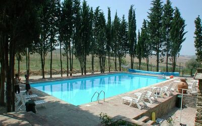 Aia Vecchia Di Montalceto: L'Eau, Propriété, Piscine, Ciel, Bleu Azur, Ombre, Arbre, Plan D'Eau, Plante, Loisir