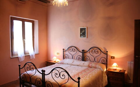 Fattoria le Chianacce: Chambre, Lit, Pièce, Meubles, Drap De Lit, Cadre De Lit, Propriété, Literie, Design Intérieur, Mur