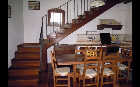 Fattoria la Gabola: Escaliers, Pièce, Meubles, Table, Balustrade, Dur, Bâtiment, Salle À Manger, Design Intérieur, Sol