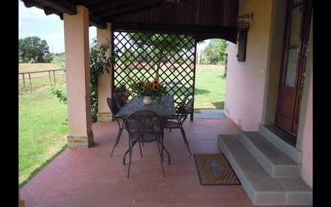 Fattoria la Gabola: Propriété, Patio, Pièce, Arrière-Cour, Bâtiment, Porche, Cour, Maison, Meubles, Structure En Plein Air