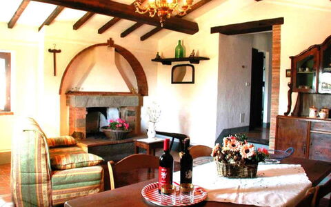 Fattoria la Gabola: Salon, Pièce, Propriété, Design Intérieur, Meubles, Bâtiment, Maison, Domicile, Immobilier, Table