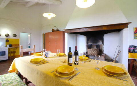 Santa Vittoria: Jaune, Pièce, Propriété, Design Intérieur, Meubles, Bâtiment, Table, Maison, Salle À Manger, Immobilier