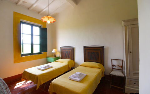 Santa Vittoria: Pièce, Meubles, Lit, Propriété, Chambre, Design Intérieur, Cadre De Lit, Drap De Lit, Bâtiment, Sol