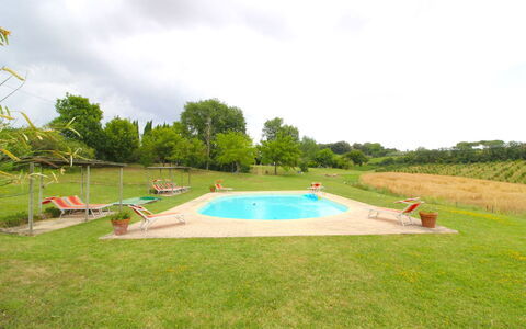 Santa Vittoria: Nuage, Ciel, Plante, L'Eau, Arbre, Paysage Naturel, Ombre, Lot Terre, Piscine, Herbe