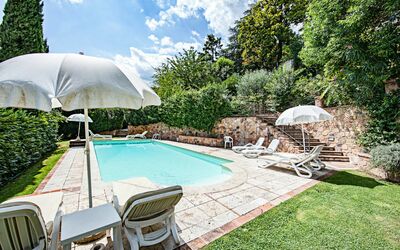 Fonte Del Castagno: L'Eau, Plante, Nuage, Meubles, Propriété, Ciel, Piscine, Parapluie, Chaise, Mobilier De Jardin