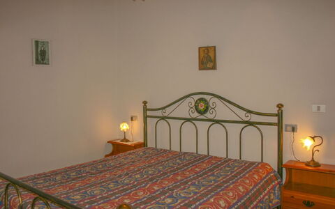 Pozzonovo: Lit, Chambre, Literie, Meubles, Drap De Lit, Linge, Design Intérieur, Cadre De Lit, Sol, Pièce