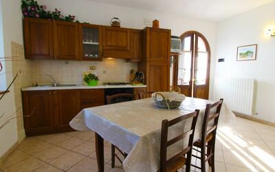 Alabastro: Pièce, Propriété, Meubles, Cuisine, Bâtiment, Sol, Comptoir, Cabinetry, Maison, Design Intérieur