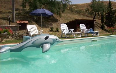 Podere Bellosguardo: L'Eau, Propriété, Plante, Piscine, Parapluie, Bleu Azur, Mobilier De Jardin, Chaise, Balancelle, Ombre